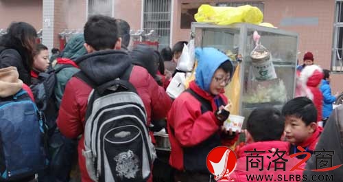 商洛市小學門外紅火的早餐市場