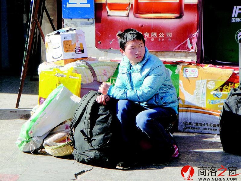 一個(gè)人，一堆行李。他看上去還是一個(gè)稚氣未脫的孩子