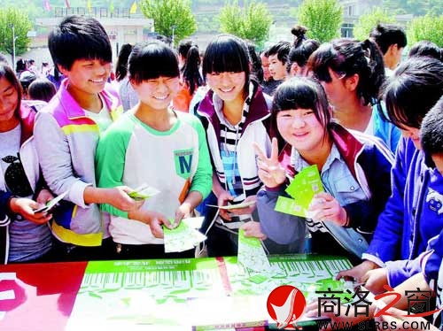 4月30日，&ldquo;綠書簽行動2014&rdquo;系列宣傳活動給丹鳳縣資峪鎮(zhèn)九年制學校捐贈價值2萬余元的圖書