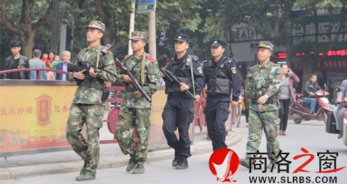 節(jié)日期間市、區(qū)公安機(jī)關(guān)和駐商武警開(kāi)展武裝聯(lián)勤