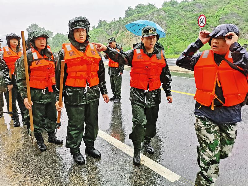 武警官兵馳援災(zāi)區(qū)