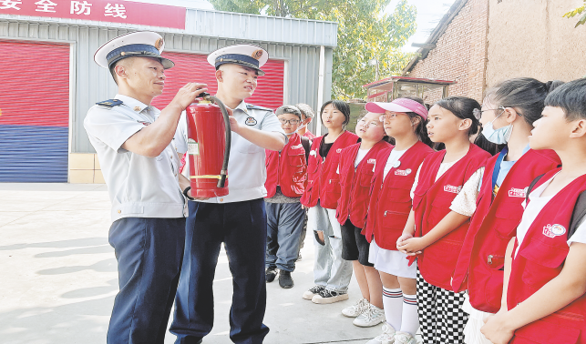 “黨報(bào)小記者 童眼看商洛”活動(dòng)走進(jìn)消防救援站