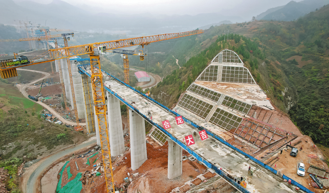 西十高鐵漫川關(guān)福銀高速立交特大橋完成合龍關(guān)鍵節(jié)點