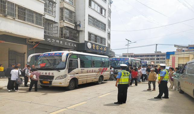 警車護(hù)送平安趕考