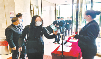 商洛市人大代表向大會(huì)報(bào)到