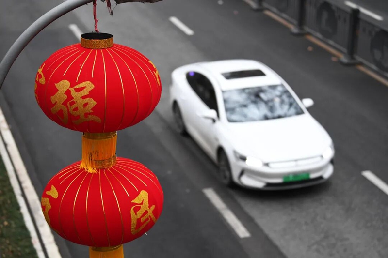 2月9日，寶山南路上已掛上喜氣洋洋的大紅燈籠，節(jié)日氛圍濃厚。