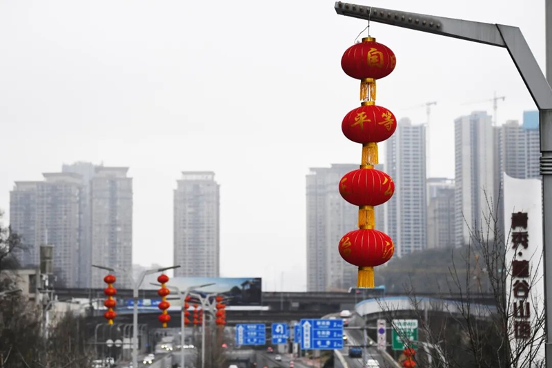 2月9日，花冠路燈桿上懸掛的大紅燈籠格外醒目。