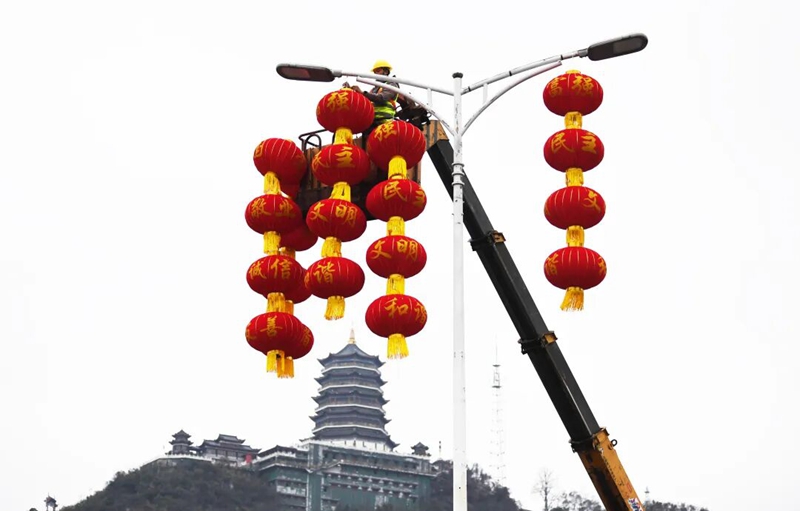 2月9日，工人在湯巴關(guān)路掛大紅燈籠。