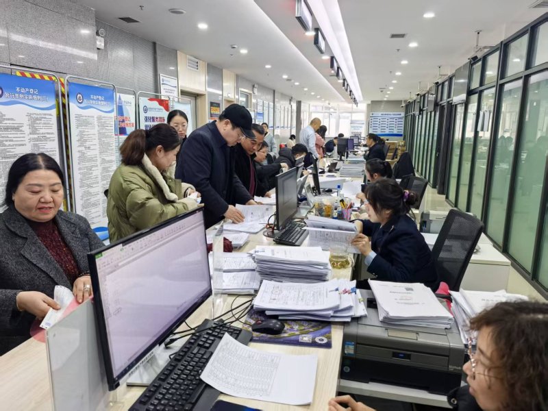 春節(jié)服務不打烊 暖心發(fā)證迎新年