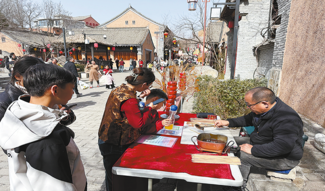 非遺糖畫“甜蜜”出攤，棣花景區(qū)年味正濃