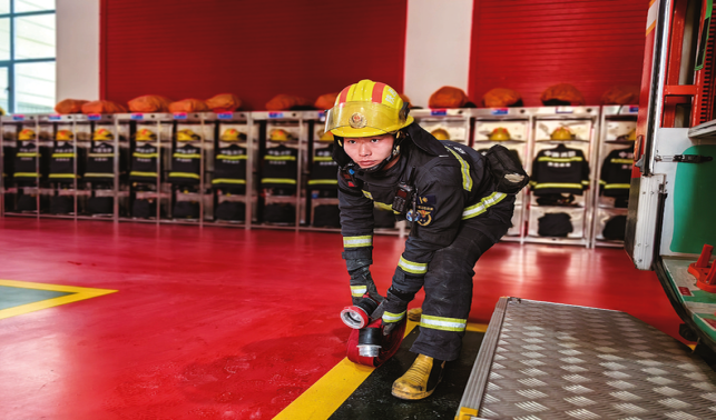 在崗位上過(guò)年    在堅(jiān)守中擔(dān)當(dāng)