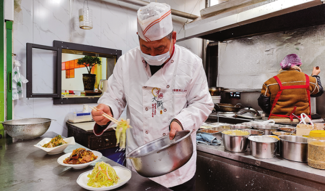 屈勇 一方灶臺(tái)烹出幸福味