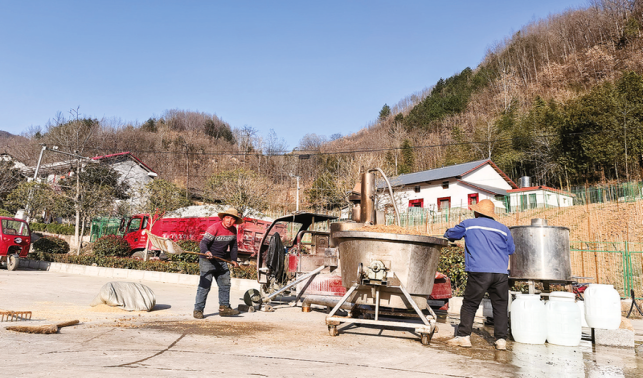 風攜酒香漫山村