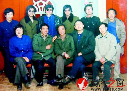 1989年陳黨繼（前中）離開商洛時與文友合影留念