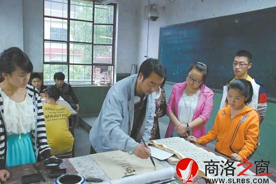 張干翰輔導(dǎo)學(xué)生練習(xí)書法