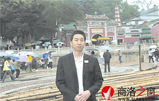 陳志民，網(wǎng)名草衣木食，1968年生于丹鳳，曾在軍中多年，現(xiàn)任北京某勘察公司董事。