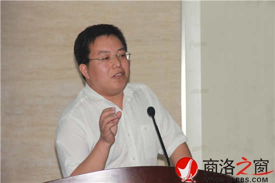 陜西省大學生創(chuàng)業(yè)協(xié)會副會長 商洛市青年創(chuàng)業(yè)協(xié)會會長  商洛響當當文化傳媒有限公司總經(jīng)理黃鵬宣講他的創(chuàng)業(yè)故事和創(chuàng)業(yè)心得