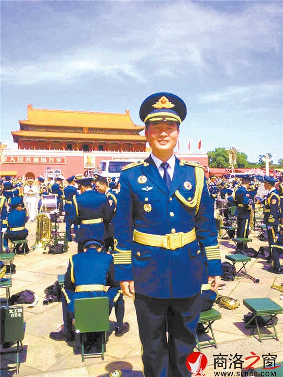 閱兵結(jié)束后，陳沖趕緊讓戰(zhàn)友為自己拍照留念，把這一激動(dòng)時(shí)刻永遠(yuǎn)定格。