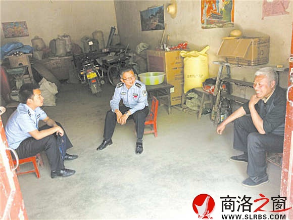 汪毅在轄區(qū)走訪，了解民情。