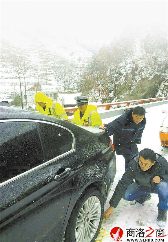 下雪天，是高速民警最辛苦的時候。