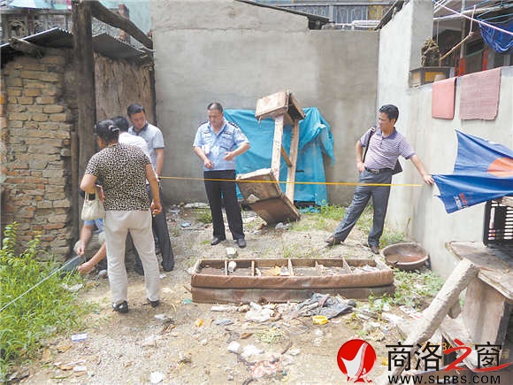 王濤在案發(fā)現(xiàn)場調(diào)查取證