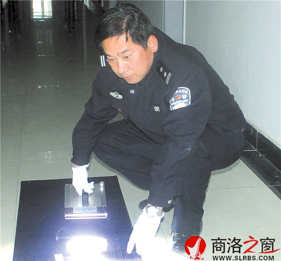 盧洪慶正在現(xiàn)場檢查鞋印