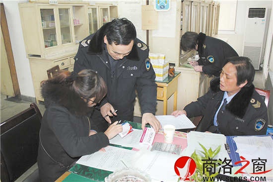 在餐飲酒店后廚檢查食品來(lái)源登記情況