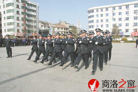近日，城關(guān)派出所開展民警大練兵，使全體民警以飽滿的精神投入到工作中。