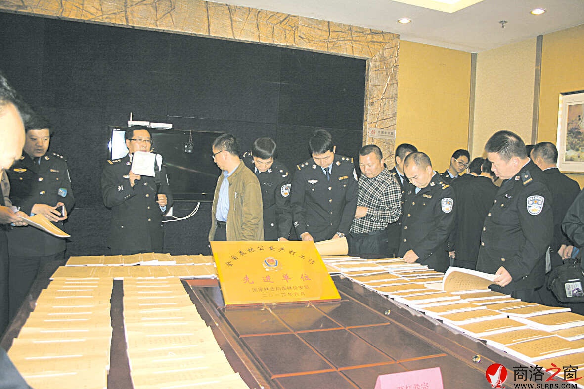 市林業(yè)局黨組成員、市森林公安局局長(zhǎng)、市森林防火指揮部辦公室主任劉剛向出席全省森林公安執(zhí)法辦案現(xiàn)場(chǎng)觀摩和執(zhí)法工作座談會(huì)代表介紹我市森林公安執(zhí)法辦案情況