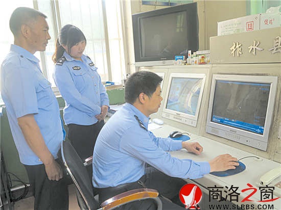 上班期間，蔡濤和民警必須目不轉(zhuǎn)睛地看著監(jiān)控，密切關(guān)注看押人員的動向。