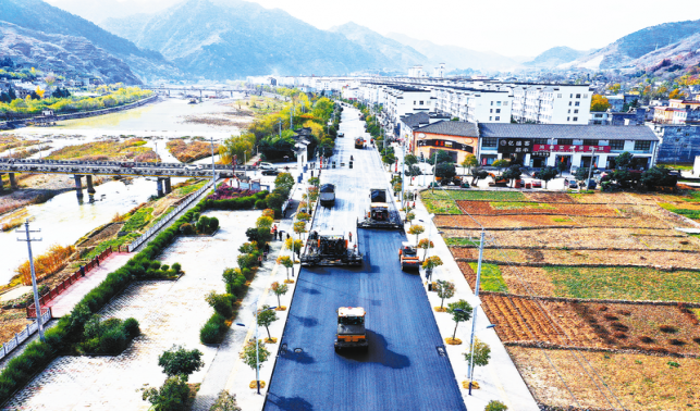 竹林關(guān)鎮(zhèn) 道路“白改黑”鄉(xiāng)村換新顏