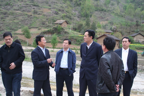 縣委書(shū)記柳憲軍深入西部部分鄉(xiāng)鎮(zhèn)檢查指導(dǎo)工作.jpg