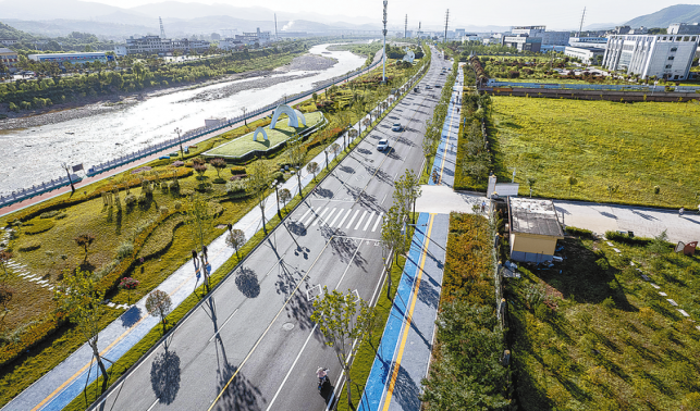 砥礪奮進(jìn)勇?tīng)?zhēng)先 苦干實(shí)干譜新篇