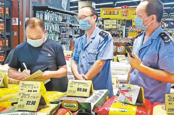 商南縣市場監(jiān)督管理局指導(dǎo)生活物資保障企業(yè)、應(yīng)急藥品保供藥店價(jià)格自律