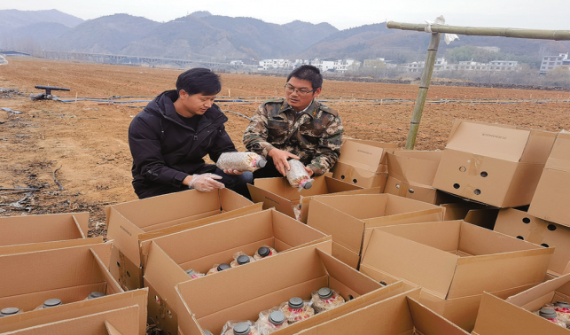 帶領鄉(xiāng)親一起致富