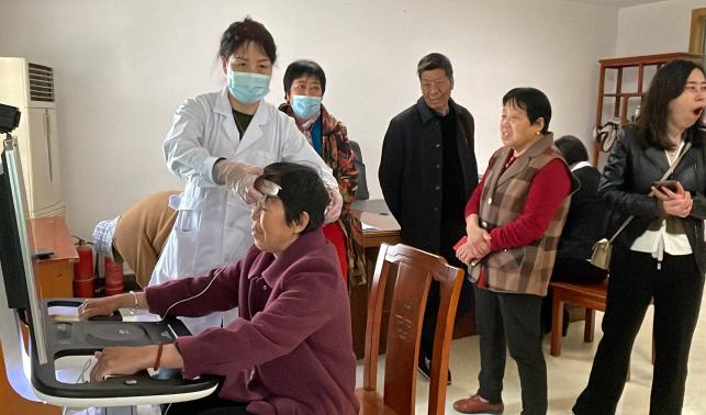 健康體檢進(jìn)小區(qū) 關(guān)愛(ài)業(yè)主“零距離”