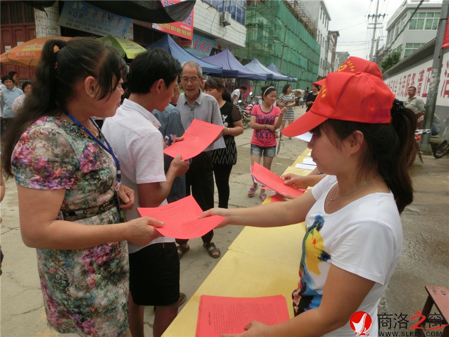 丹鳳縣商鎮(zhèn)中心小學開展關(guān)愛留守兒童宣傳活動