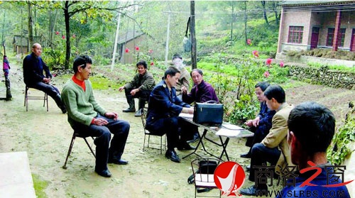 朱建志深入洛南縣為一起侵犯農(nóng)民工職業(yè)病健康權(quán)益的違法案件進(jìn)行調(diào)查取證。