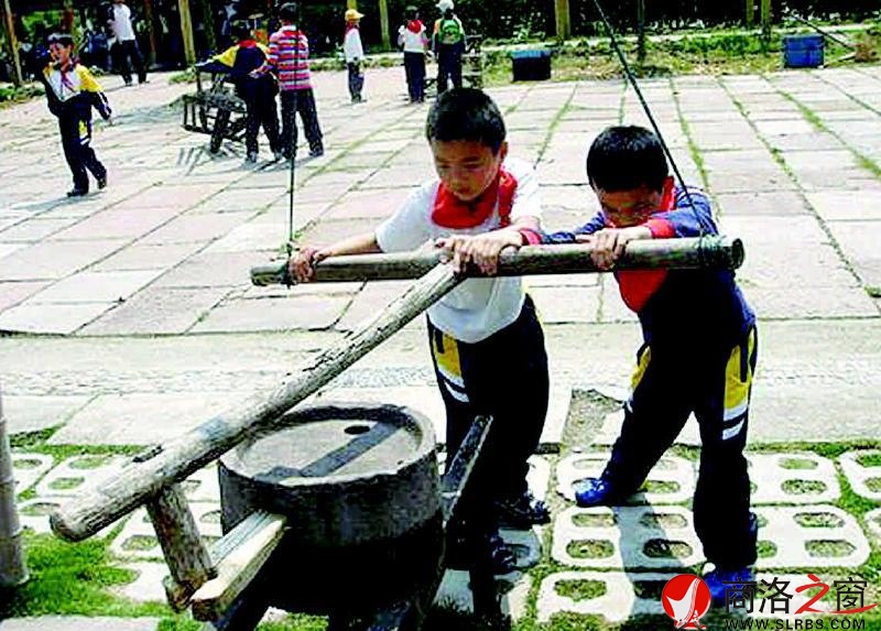 在城市的街區(qū)，石磨成了景觀。