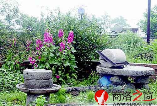 散落于鄉(xiāng)間的廢棄石磨成為那個(gè)時(shí)代的永恒記憶