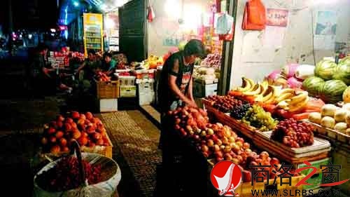 夜幕降臨，普通水果小店依然等待著顧客。
