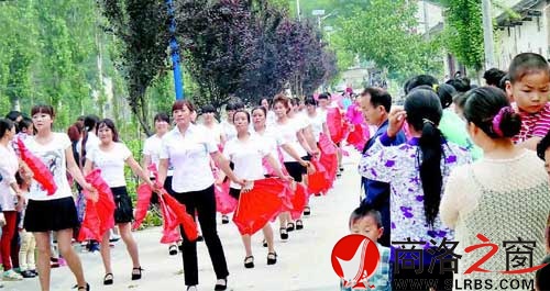 村民自發(fā)組建表演隊(duì)?wèi)c祝中國(guó)共產(chǎn)黨成立93周年