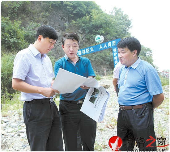 商洛市委常委、鎮(zhèn)安縣委書記李波（左），鎮(zhèn)安縣政府縣長璩澤濤（右）檢查指導重大項目建設工作。