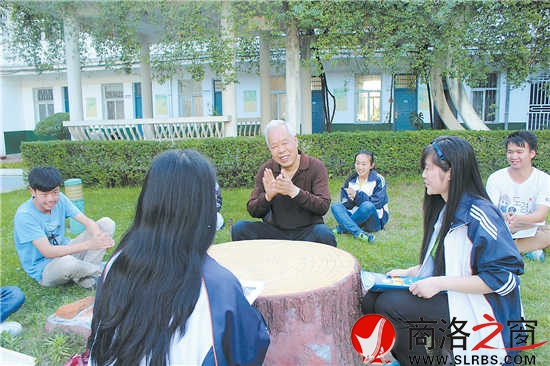 今年高考前夕，呂清太老師來到商南高級中學(xué)對參加高考的學(xué)生進(jìn)行心里輔導(dǎo)。