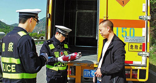 鎮(zhèn)安加大危化品運(yùn)輸車輛管控力度