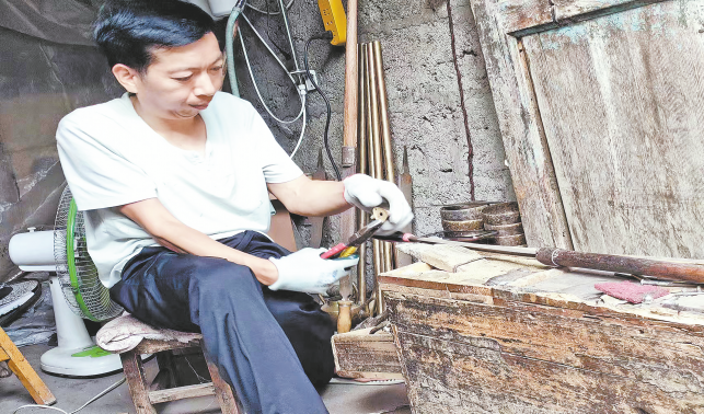 銅制品手藝人丁關舉