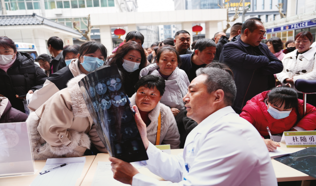 回鄉(xiāng)義診 傳遞情誼